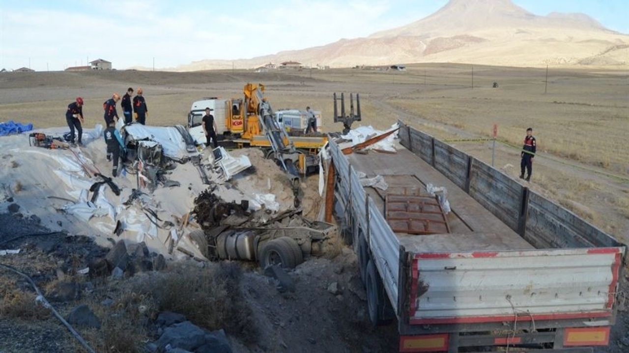 Aksaray’da Kum Yüklü Tır Toprak Yığınına Çarptı: Genç Şoför Öldü