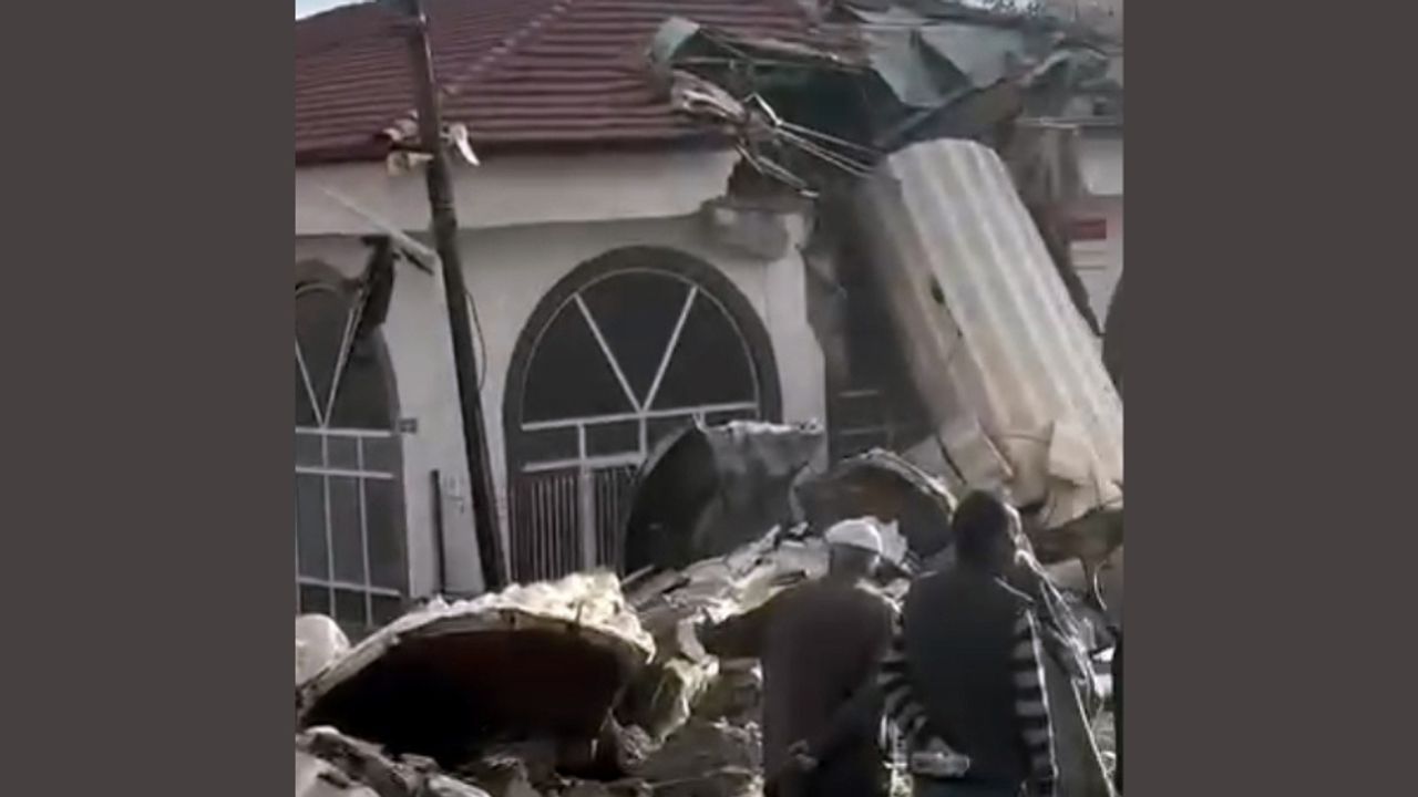 Ankara’yı Dolu ve Fırtına Vurdu: Minare Evin Üzerine Yıkıldı!