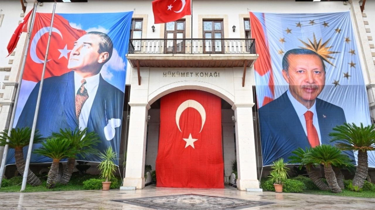 Antalya’da 105 Yıllık Türk Bayrağı Sergileniyor