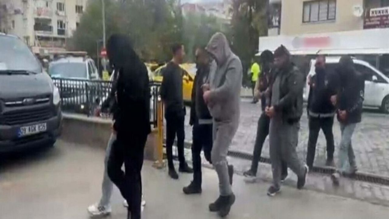 Aydın Kuşadası'nda Eş Zamanlı Fuhuş Baskını: 5 Tutuklama