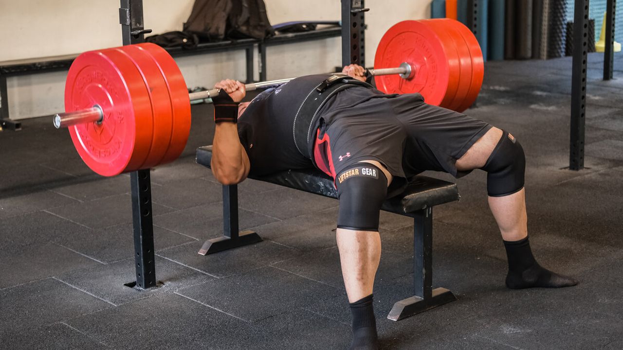 Bench Press Nasıl Yapılır? Göğüs Kaslarını Güçlendiren Etkili Egzersiz Rehberi