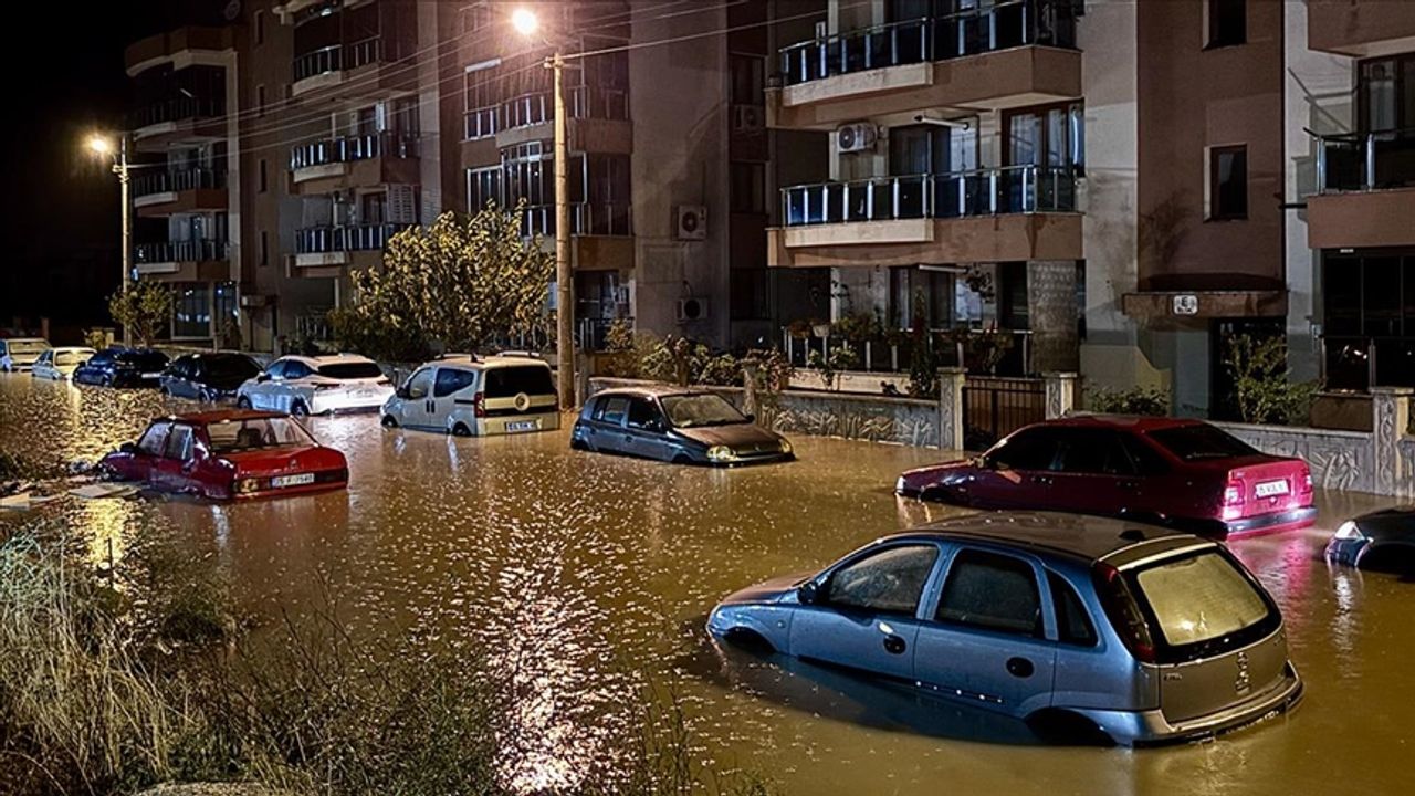Bergama’da Şiddetli Yağış Sele Neden Oldu: Araçlar Suda Mahsur Kaldı