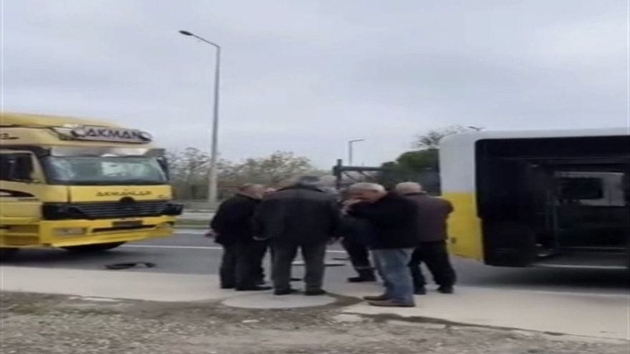 Büyükçekmece'de İETT Otobüsü ile Kamyon Çarpıştı: 9 Yaralı
