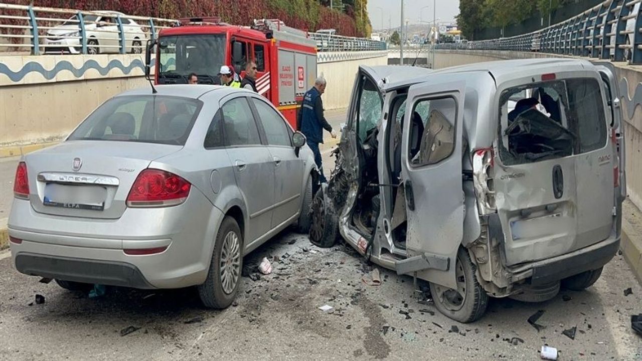 Elazığ’da Otomobil ile İki Araç Kafa Kafaya Girdi: 1 Ölü, 4 Yaralı
