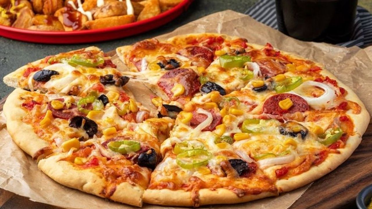 Evde Karışık Pizza Nasıl Yapılır? Ev Usulü Lezzetli Pizza Tarifi