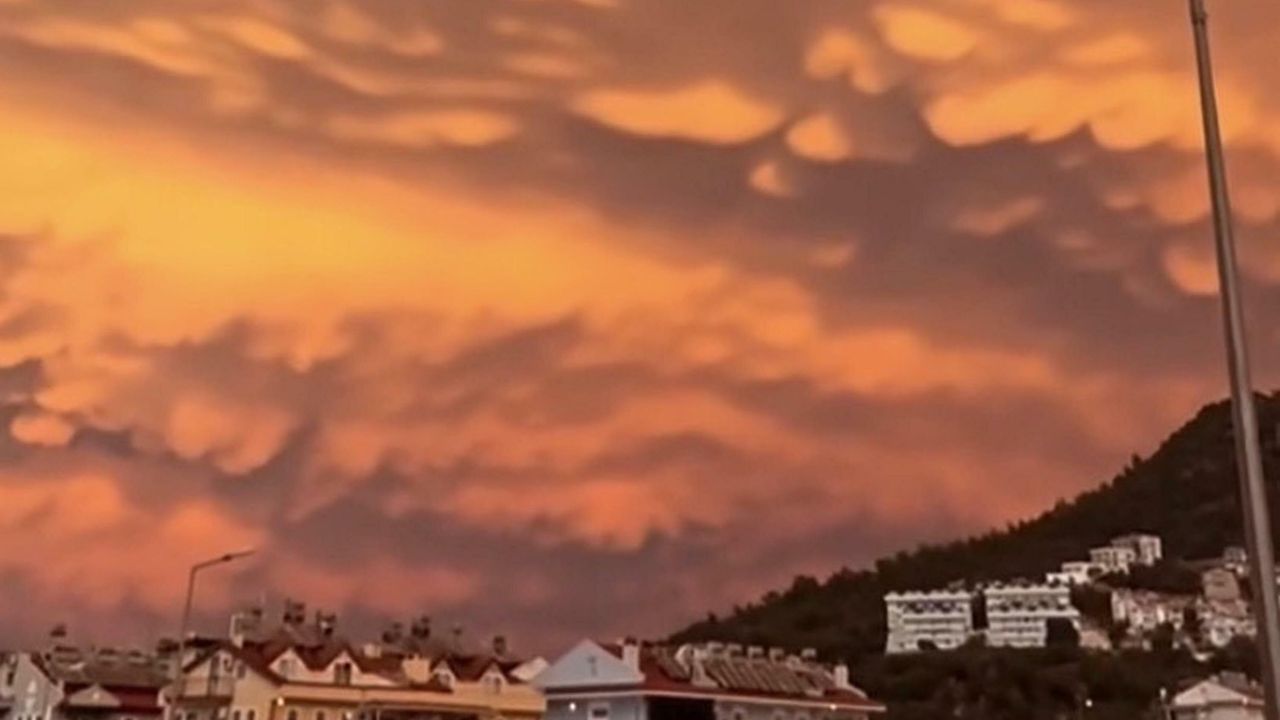 Fethiye Semalarında Görsel Şölen: Mammatus Bulutları Gökyüzünü Kapladı