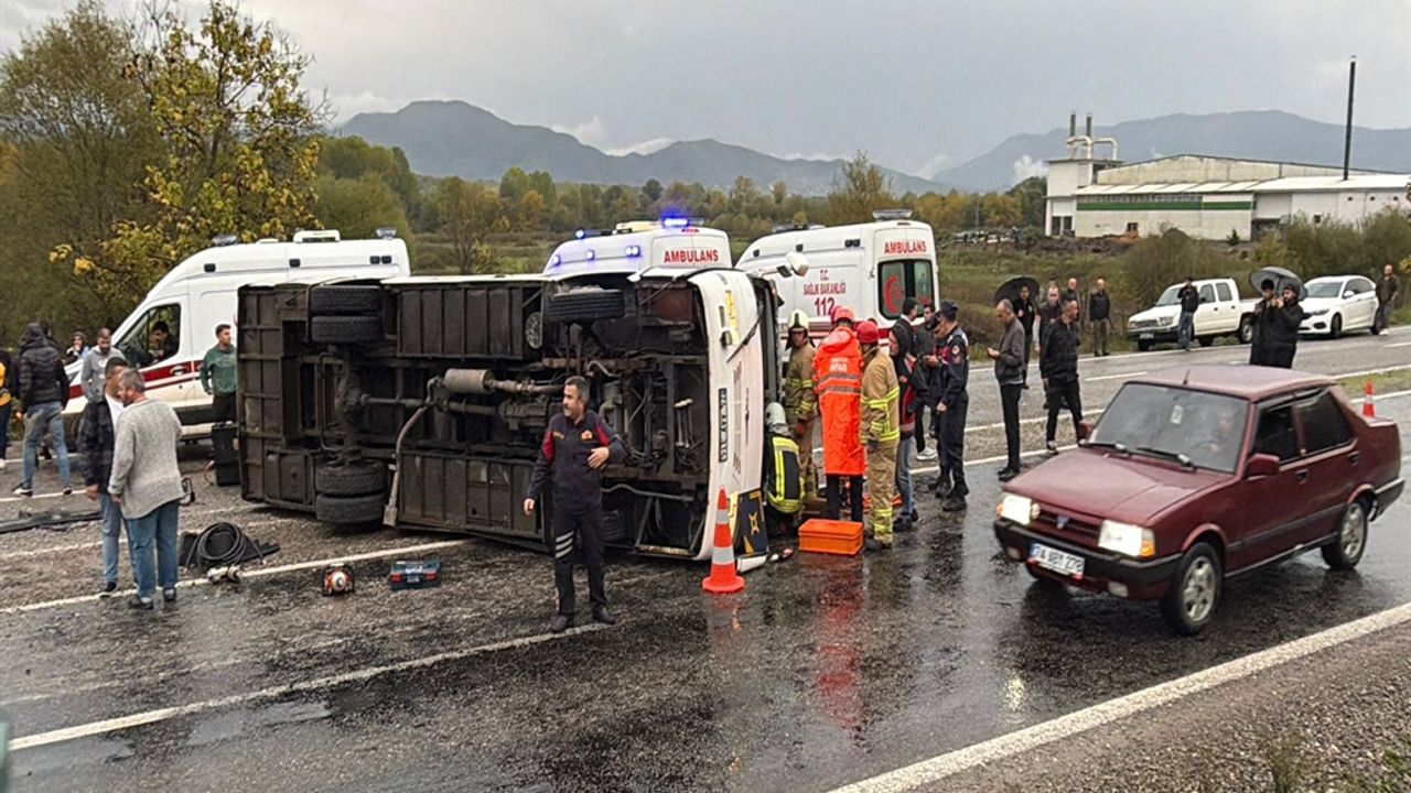 Bartın'da Yoldan Çıkan İşçi Servisi Devrildi! Ölü ve Yaralılar Var