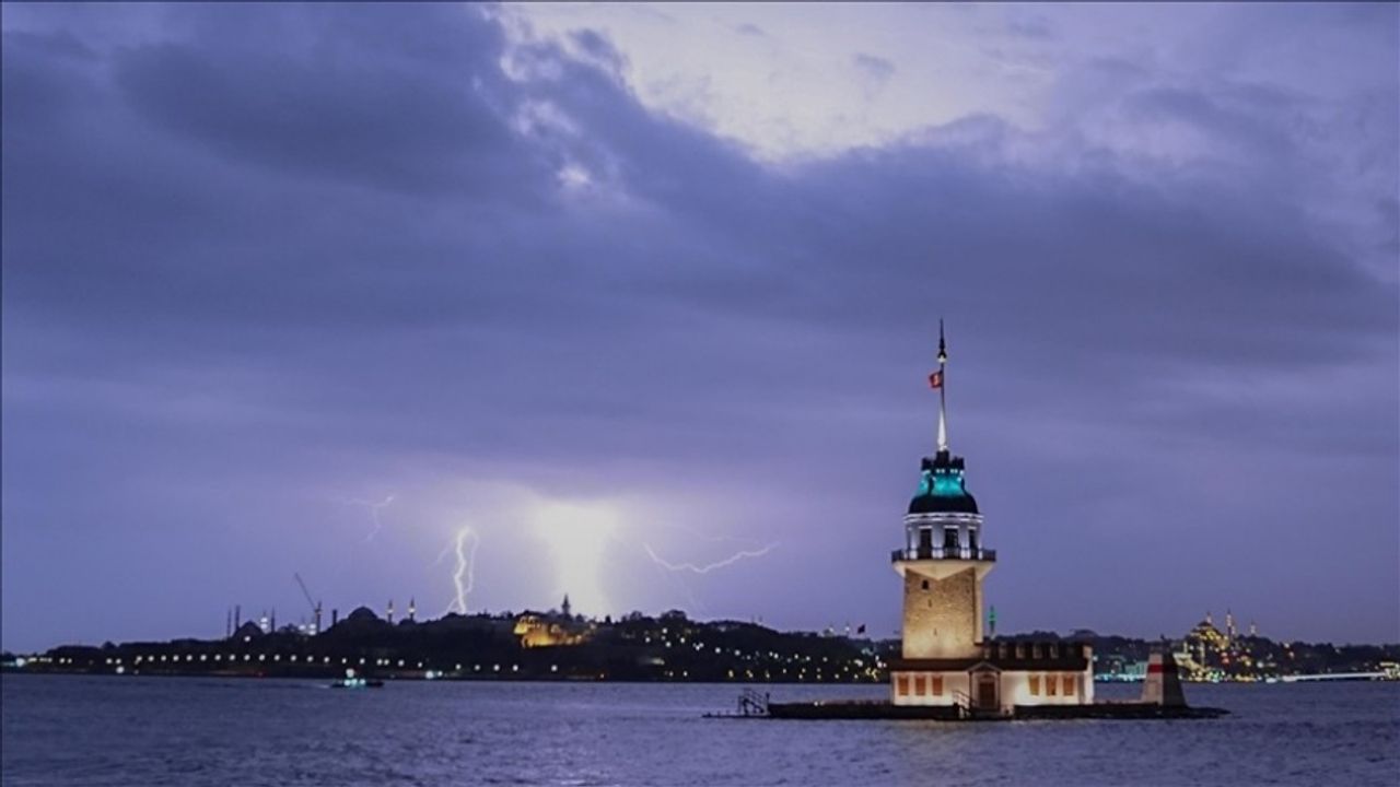 İstanbul’da Sağanak Yağış Hayatı Olumsuz Etkiledi