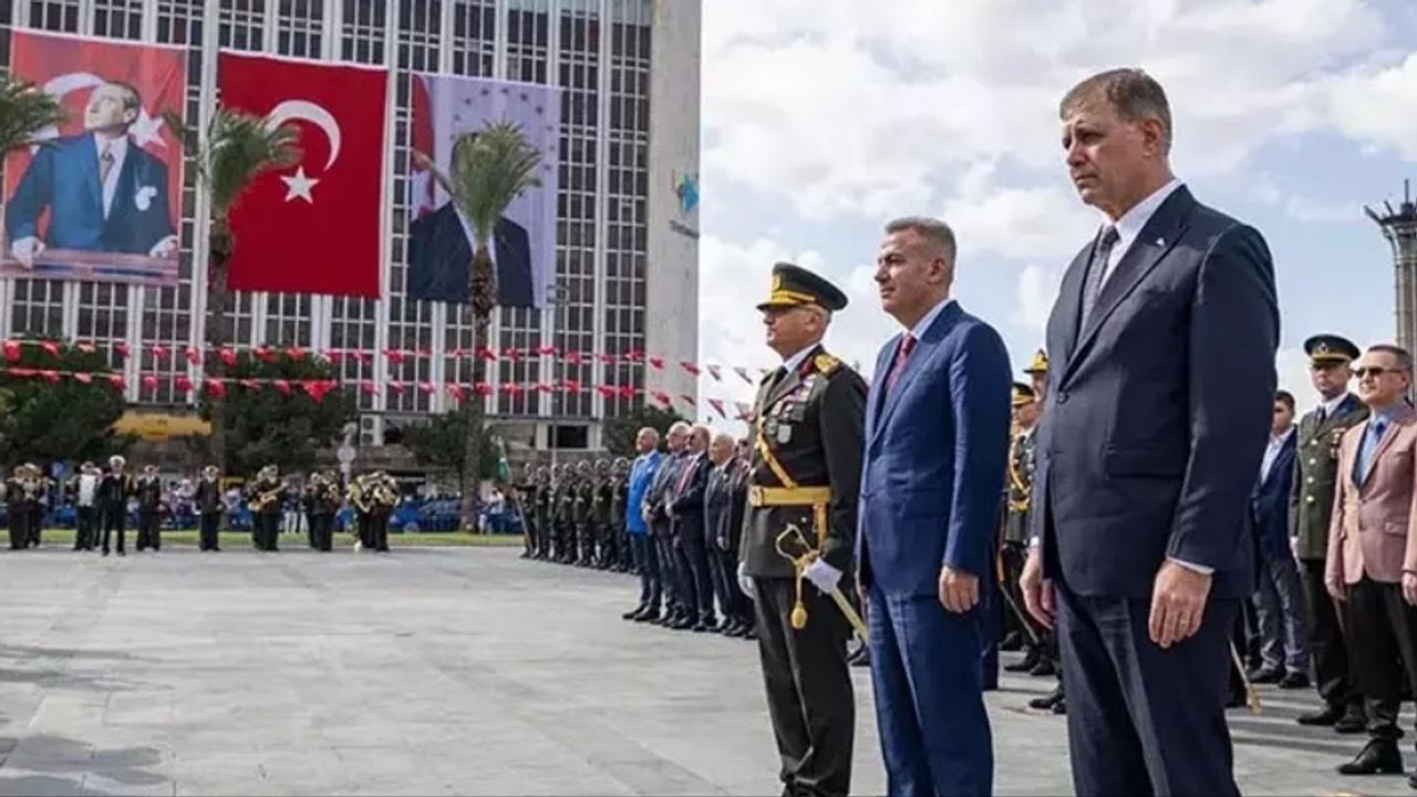 İzmir’de Cumhuriyet’in 102. Yılı Törenle Başladı