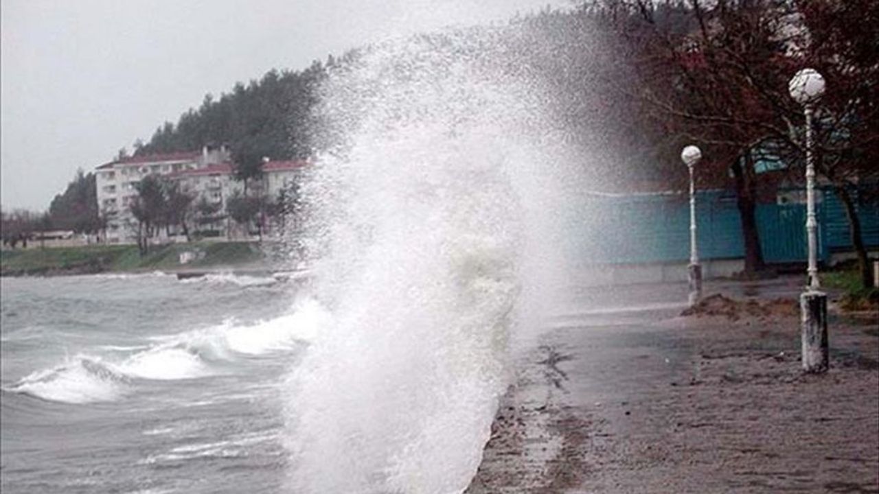 Karadeniz Kıyılarına Kuvvetli Yağış ve Fırtına Alarmı