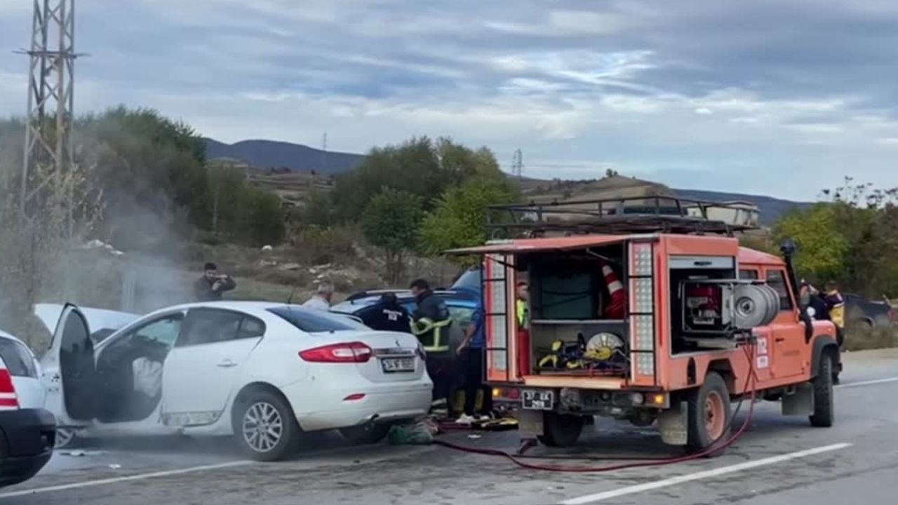 Kastamonu’da İki Araç Kafa Kafaya Çarpıştı: Ölü ve Yaralılar Var