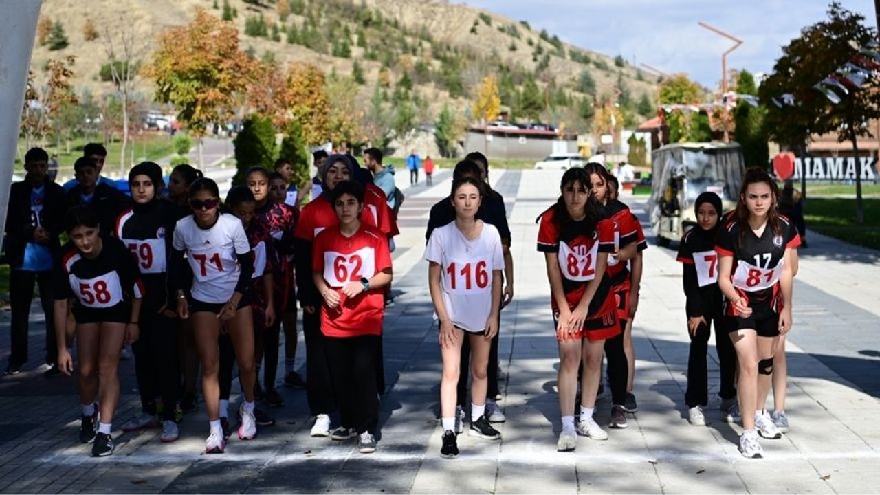 Mamak Üreğil Millet Bahçesi’nde Okullararası Koşu Yarışması Düzenlendi