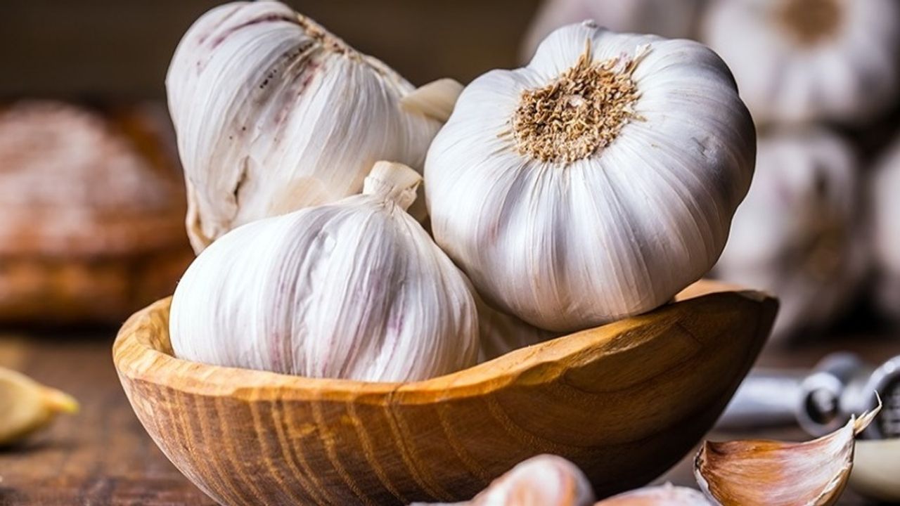 Rüyada Sarımsak Görmek, Çiğ veya Pişmiş Sarımsak Yemek, Dövmek ve Soymak Ne Anlama Gelir?