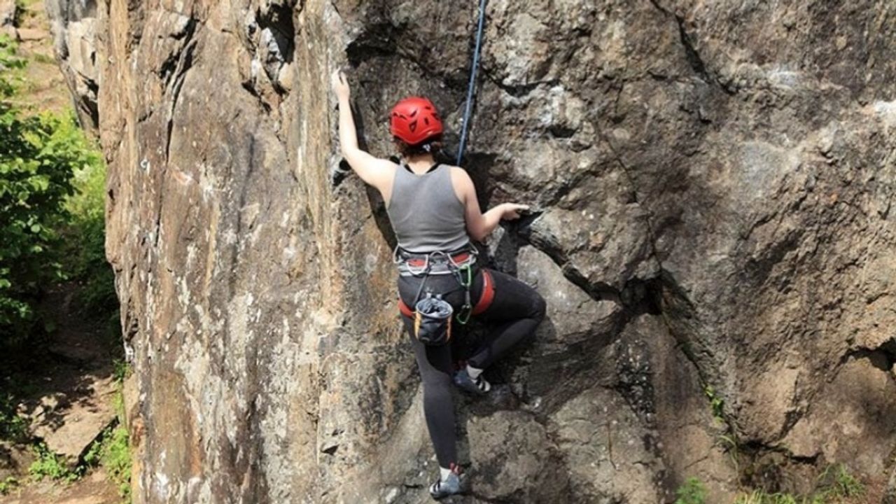 Rüyada Tırmanmak, Merdiven Tırmanmak, Dağa Tırmanmak, Duvara Tırmanmak ve Düşmek Ne Anlama Gelir?
