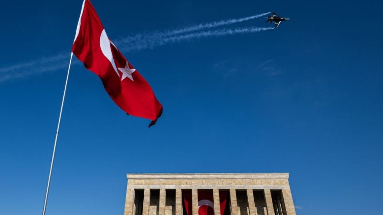 SOLOTÜRK 29 Ekim’e Özel Ankara Semalarında Uçuş Gösterisi Yaptı