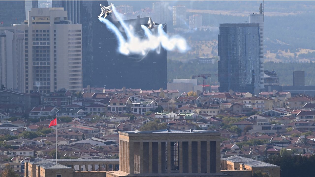 SOLOTÜRK’ten Anıtkabir Üzerinde Nefes Kesen Çevre Tanıma Uçuşu