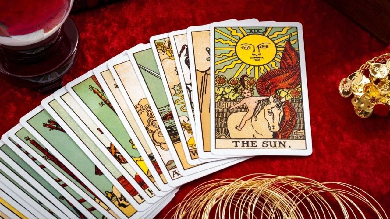 Tarot İlişki Açılımı Nasıl Yapılır? Aşkın Kalbini Okuyun