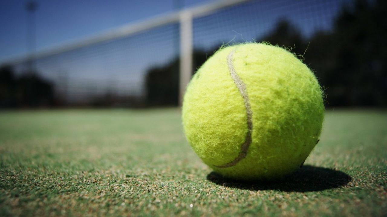 Tenis Topları Neden Yeşil Renktedir?