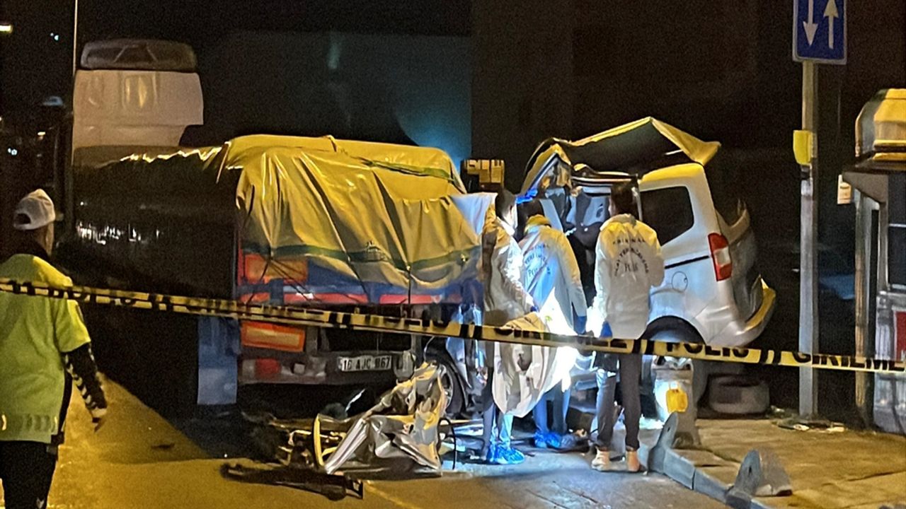 Sultanbeyli’de Polis Kovalamacası Faciayla Bitti! “Dur” İhtarına Uymayan Araç TIR’a Çarptı