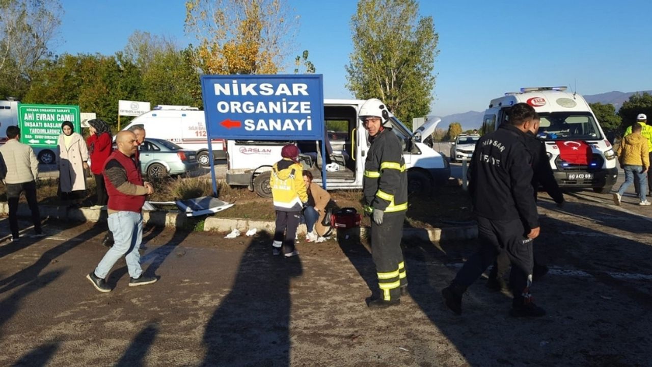 Tokat'ta İşçi Servisleri Birbirine Girdi: 10 Kişi Yaralandı