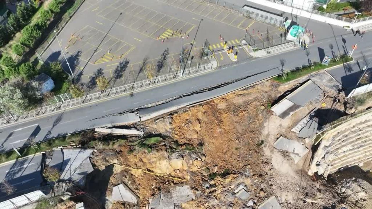 Ümraniye’de İstinat Duvarı Yıkıldı: Yol Çöktü, Trafik Durduruldu