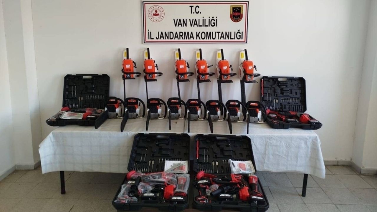 Van’da Durdurulan Araçtan 430 Bin Liralık Kaçak Mal Ele Geçirildi