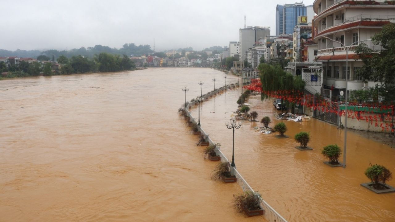 Vietnam’da Doğal Afet Alarmı: Çok Sayıda Ölü ve Kayıp