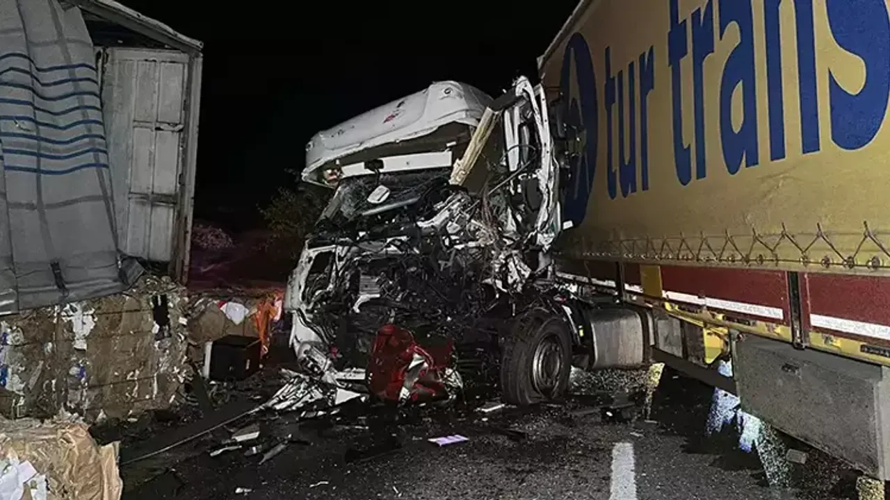 Lastiği Patlayan TIR Faciaya Yol Açtı! 2 TIR ve 3 Otomobil Birbirine Girdi