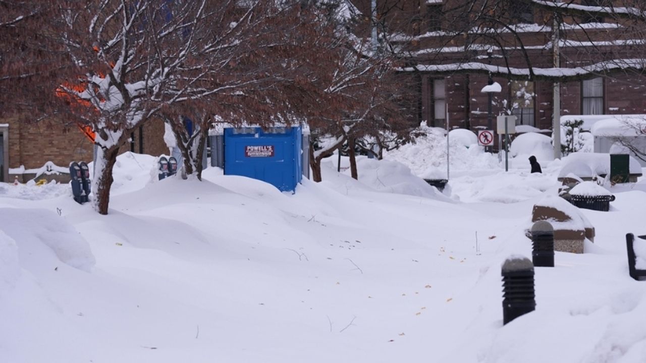 ABD’de Kar ve Fırtına Ulaşımı Felç Etti: 2 Bin 500 Uçuş İptal Edildi
