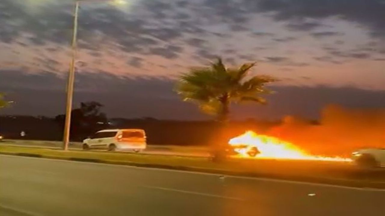 Adana Sarıçam’da Otomobil Alevlere Teslim Oldu