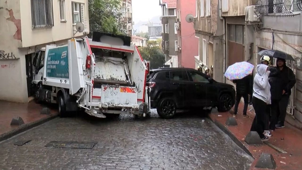 Beyoğlu’nda Çöp Kamyonu 5 Aracı Ezdi: 3 Kişi Yaralandı