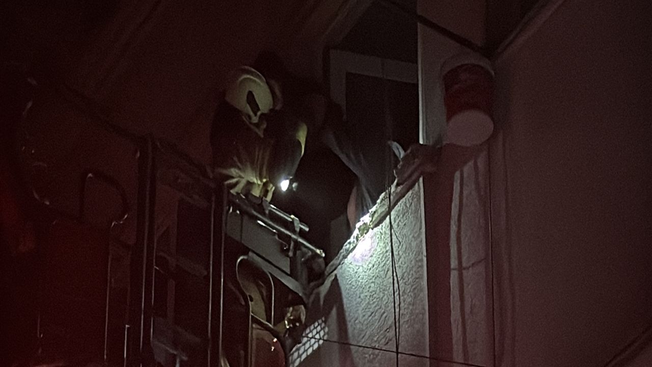 Beyoğlu’nda Yangın Paniği: Mahsur Kalan 4 Kişi Tahliye Edildi
