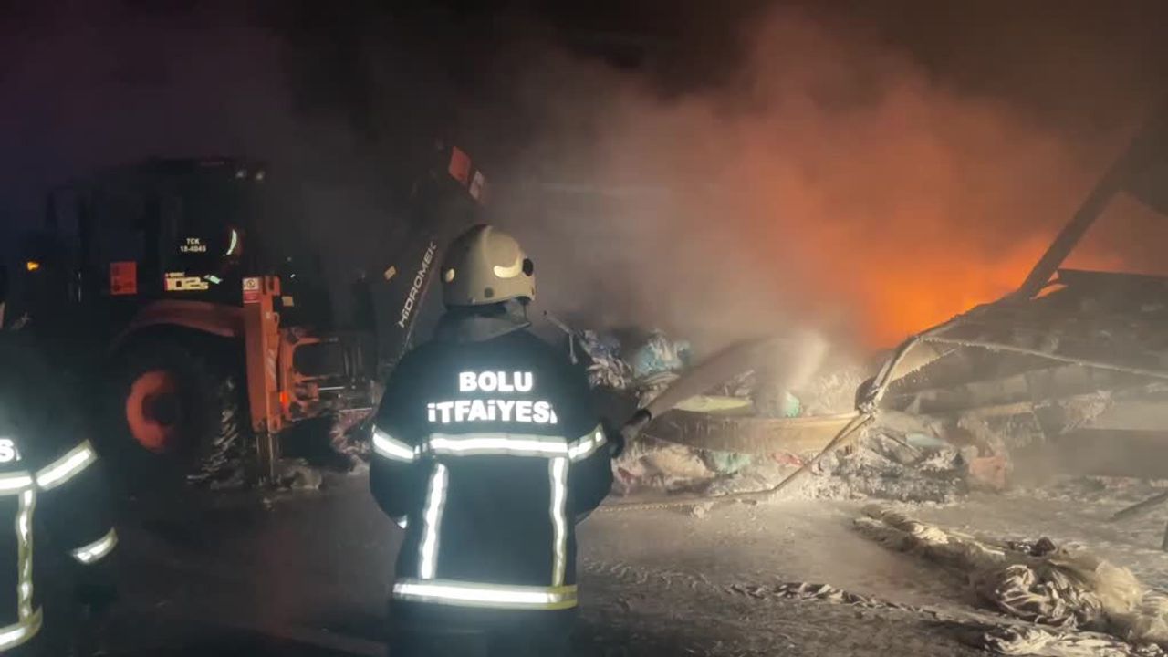 Bolu D-100’de Tekstil Yüklü Tır Alev Aldı: Ankara İstikameti Trafiğe Kapandı