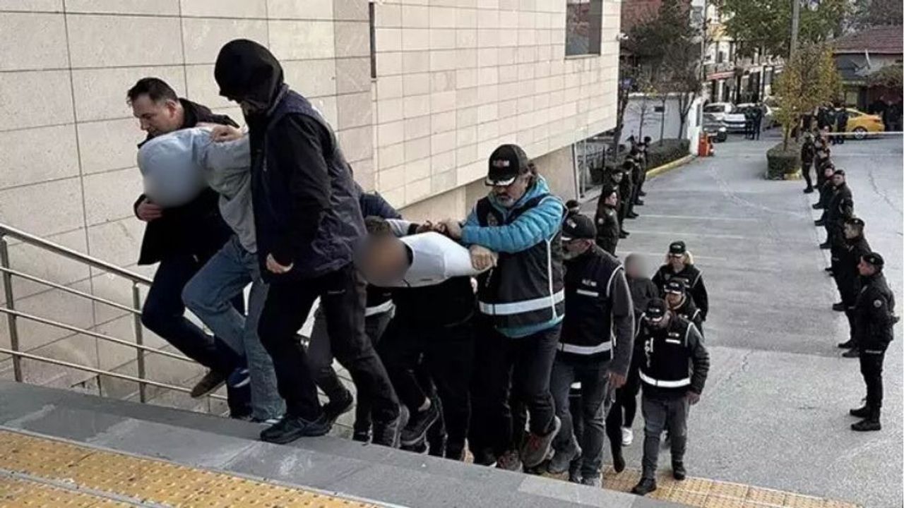 Eskişehir’de Silahlı Çete Çökertildi: 20 Şüpheli Yakalandı