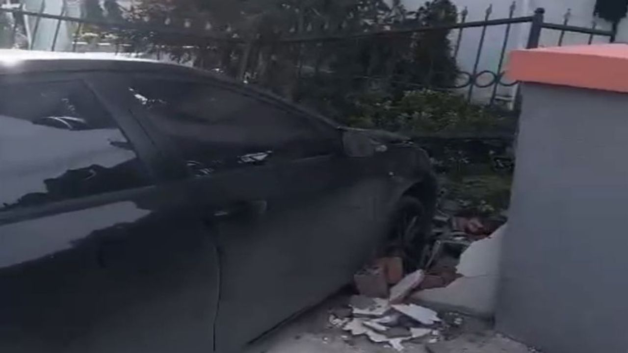 Kocaeli Dilovası’nda Otomobil Bahçe Duvarına Çarptı