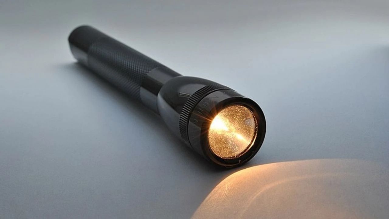 Rüyada Fener Görmek, Yakmak, Söndürmek, El Feneri Görmek, Tutmak ve Fener Alayı Görmek Ne Anlama Gelir?