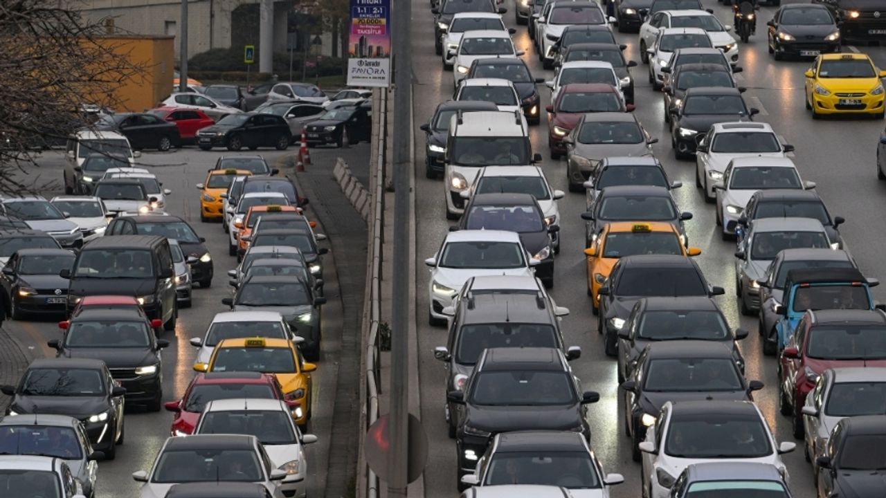 Ankara’da AVM Yoğunluğu: Trafik Felç Oldu, Sürücüler İsyan Etti