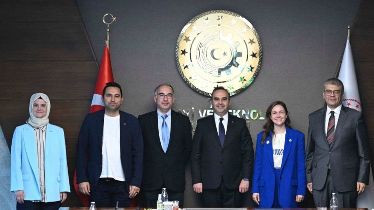 Türk Bilim İnsanları Dünya Çapında Ödül Aldı, Bakan Kacır Tebrik Etti