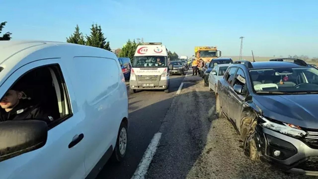 Edirne'de 10 Araç Birbirine Girdi: 5 Kişi Yaralandı