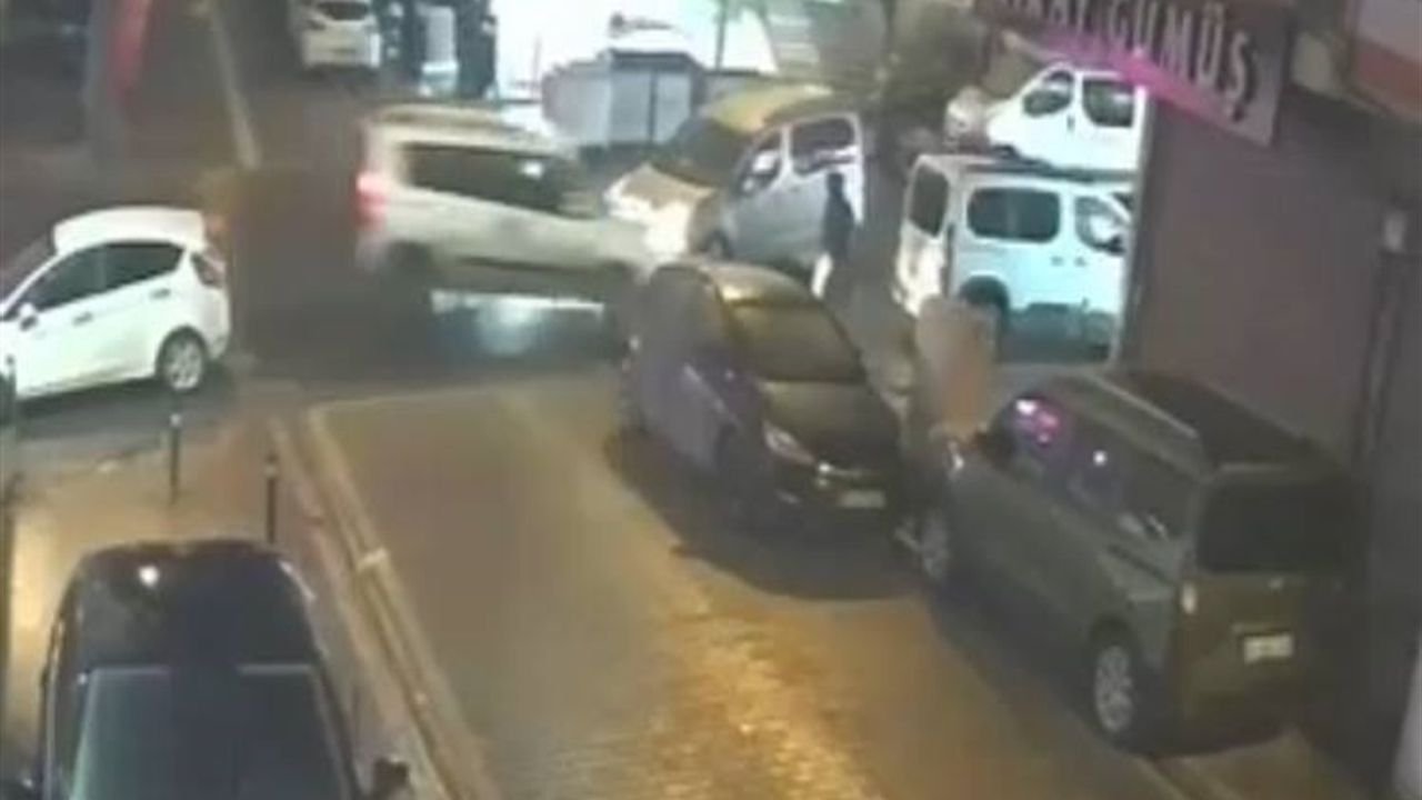 Sürücünün Ani Manevrası Esenyurt’ta Kazaya Yol Açtı