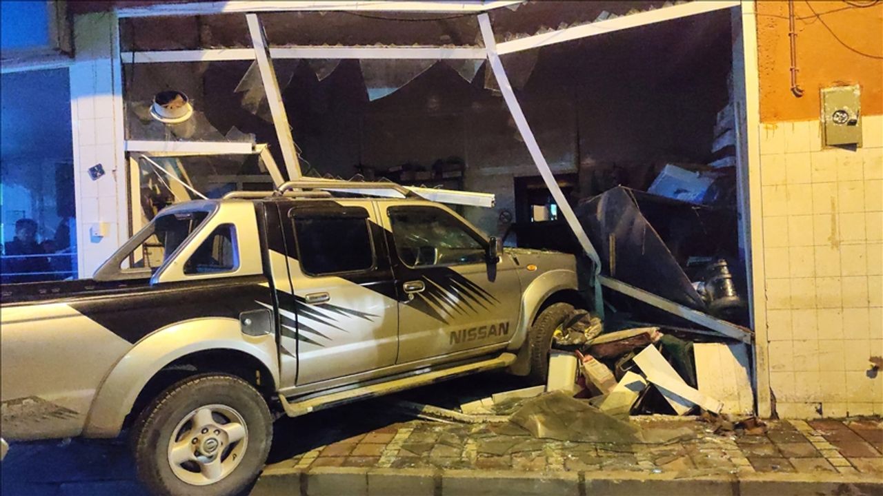 Kontrolden Çıkan Pikap Ödemiş’te İş Yerine Daldı