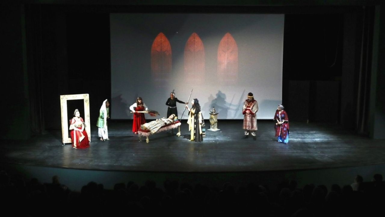 Atatürk Sanat Merkezi’nde Ferhad ile Şirin Ayakta Alkışlandı