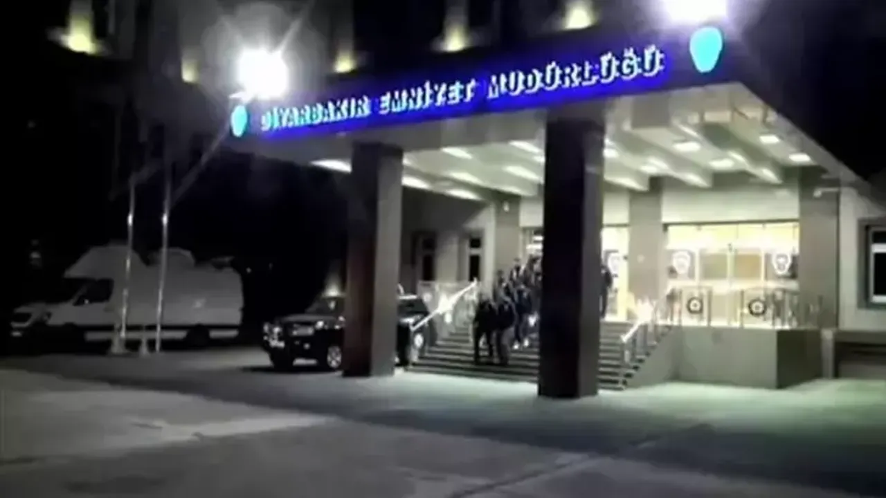 Diyarbakır'da Emniyet Binası Önüne El Yapımı Patlayıcı Atıldı