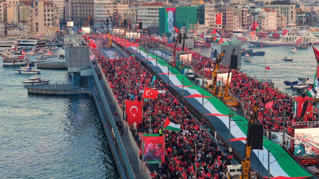 İstanbul'da On Binler Gazze İçin Yürüdü: Galata Köprüsü’nde Büyük Buluşma