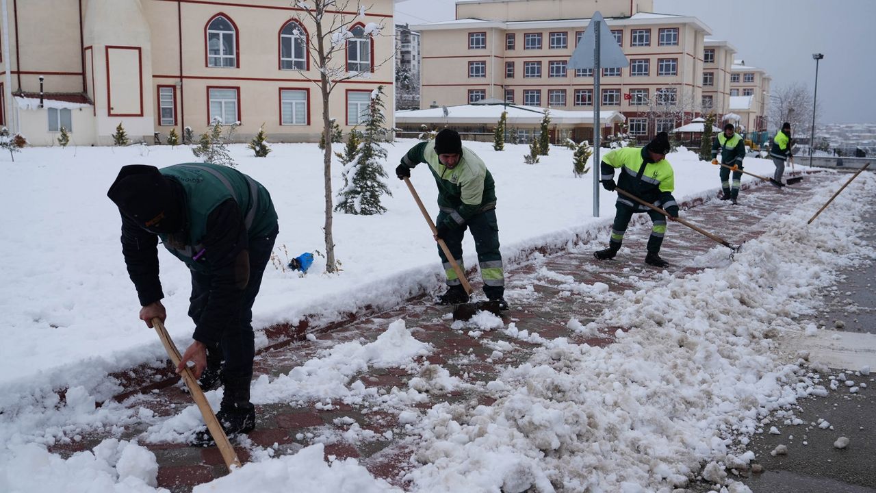 Keçiören Belediyesi’nden Buzlanmaya Karşı Tuzlama Seferberliği