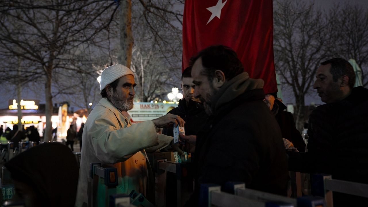 Başkentte Yarım Asırlık Kandil Geleneği: Binlerce Vatandaşa Süt İkram Edildi