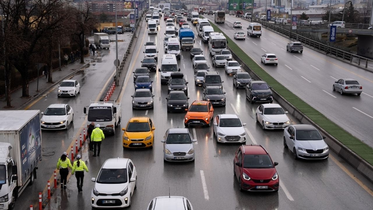 Ankara’da Eğitim Dönemi Trafik Yoğunluğunu Artırdı