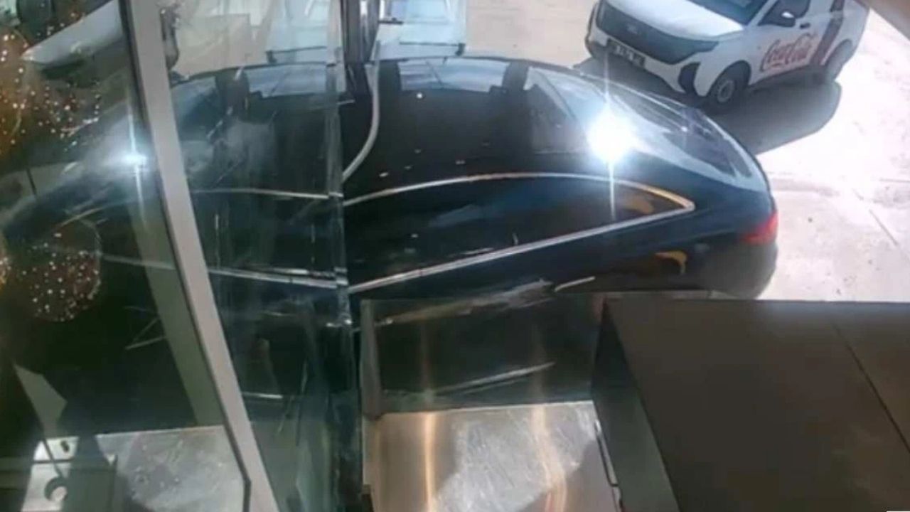 Etimesgut’ta Kontrolden Çıkan Otomobil Pastaneye Daldı
