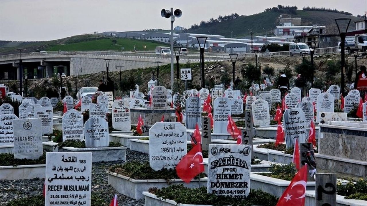 Hatay’da 6 Şubat Deprem Şehitleri Mezarları Başında Anıldı