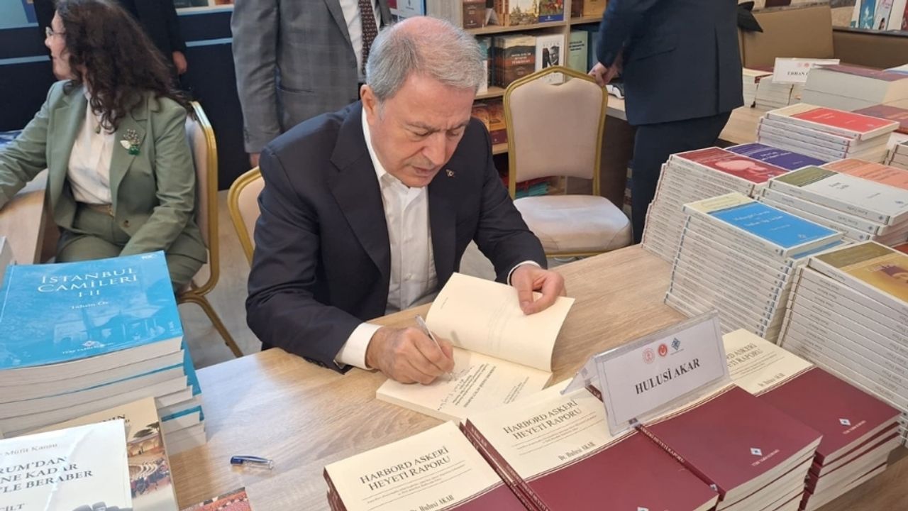 Hulusi Akar Külliye'de Okurlarıyla Bir Araya Geldi